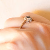 Anello a margherita vintage in oro giallo 9K con zaffiro (0.30ct ca.) e diamanti (0.07ctw ca.)