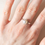 Anello a margherita vintage in oro bianco 14K con perla bianca coltivata e diamanti (0.08ctw ca.), anni ‘60
