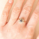 Anello a margherita vintage in oro giallo e bianco 9K con zaffiro (0.25ct ca.) e diamanti (0.06ctw ca.), anni ‘60