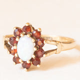 Anello a margherita vintage in oro giallo 9K con opale (0.30ct ca.) e granati (0.30ctw ca.), anni ‘70/‘80