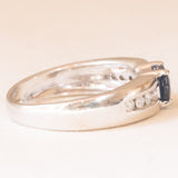 Anello a fascia vintage francese in oro bianco 18K con zaffiro (0.75ct ca.) e diamanti (0.18ctw ca.), anni ‘70/‘80