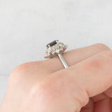 Anello ballerina vintage in oro bianco 14K con zaffiro (0.85ct ca.) e diamanti di taglio brillante (0.50ctw ca.), anni ‘80