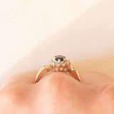 Anello a margherita vintage in oro giallo e bianco 9K con zaffiro (0.40ct ca.) e diamanti (0.14ctw ca.)