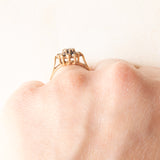 Anello a margherita vintage in oro giallo e bianco 9K con zaffiri (0.70ctw ca.) e diamanti (0.06ctw ca.)