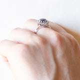 Anello a margherita vintage in oro bianco 18K con zaffiro (1.50ct ca.) e diamanti di taglio brillante (0.36ctw ca.), anni ‘60/‘70