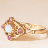 Anello vintage in stile antico in oro giallo 9K con opale (0.20ct ca.) e rubini sintetici (0.30ctw ca.), anni ‘80