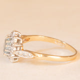 Anello a margherita in oro giallo e bianco 9K con acquamarina (0.40ct ca.) e diamanti (0.18ctw ca.), anni ‘80