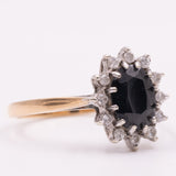 Anello a margherita vintage in oro giallo 9K con zaffiro (1.33ct ca.) e diamanti (0.12ctw ca.), anno 1985