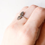 Anello antico in oro giallo 8K e argento con perla bianca e diamanti di taglio rosetta, primi del ‘900