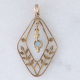 Pendente antico lavalier in oro giallo 9K con pasta di vetro azzurra e perline bianche, anni ‘10/‘20