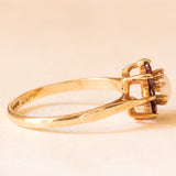 Anello a fiore vintage in oro giallo 9K con opale (0.30ct ca.) e granati (0.50ctw ca.), anno 1982