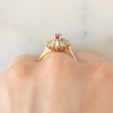 Anello ballerina vintage in oro giallo 14K con rubino (0.40ct ca.) e diamanti di taglio tapered (1ctw ca.), anni ‘70/‘80