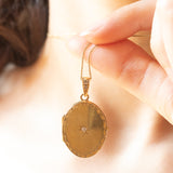 Ciondolo portafoto antico in oro giallo 14K con diamanti di taglio vecchia Europa (0.07ctw ca.), anni ‘10/‘20