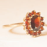 Anello a margherita vintage in oro giallo 9K con granati (1ctw ca.), anni ‘70