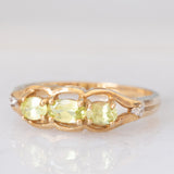Anello vintage in oro giallo 9K con sfeni (0.44ctw ca.) e zirconi bianchi