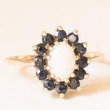 Anello a margherita vintage in oro giallo 9K con opale (0.50ct ca.) e zaffiri (0.48ctw ca.), anno 1986