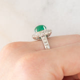 Anello a margherita in platino con smeraldo cabochon (1.35ct) e diamanti (1.13ctw), anni ‘70/‘80