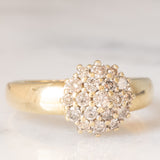 Anello a fiore con fede in oro giallo 14K con diamanti di taglio brillante (1ctw ca.), anni ‘80