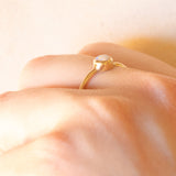Solitario vintage in oro giallo 9K con opale (0.15ct ca.), anno 1978