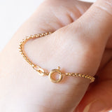 Collana vintage con catenina in oro giallo 14K e con ciondolo in oro giallo 14K con zaffiri (0.60ctw ca.) e diamanti (0.09ctw ca.), anni ‘60/'70