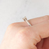 Anello “solitario” vintage in oro bianco 9K con illusion setting diamanti di taglio princess (0.15ctw ca.), anni ‘80/‘90