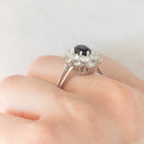 Anello a margherita vintage in oro bianco 18K con zaffiro (1.30ct ca.) e diamanti di taglio brillante (1.30ctw ca.), anni ‘70