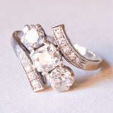 Anello antico in oro bianco 18K con diamanti (centrali di taglio vecchia miniera e per un totale di 2ct ca.), anni ‘40