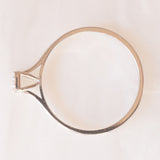 Anello moderno in oro bianco 14K con diamanti di taglio brillante e di taglio baguette (0.15ctw ca.)