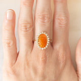 Anello a margherita vintage in oro giallo 14K con opale di fuoco sintetico e diamanti di taglio brillante (0.40ctw ca.), anni ‘80
