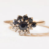 Anello a margherita in oro giallo e bianco 9K con zaffiri (0.44ctw ca.) e diamanti (0.07ctw ca.), anni ‘70