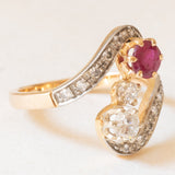 Anello Art Nouveau in oro giallo e bianco 18K con rubino (0.55ct ca.) e diamanti (0.70ctw ca.), fine anni ‘20