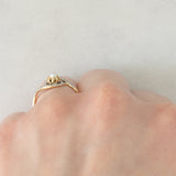 Anello tourbillion antico francese in oro giallo 18K con perla bianca e diamanti di taglio rosetta, anni ‘30