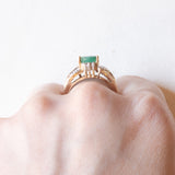 Anello vintage in oro giallo e bianco 10K con smeraldo (1.70ct ca.) e diamanti, anni ‘60/‘70