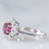 Anello a margherita vintage in oro bianco 14K con rubino (1.15ct ca.) e diamanti (0.15ctw ca.), anni ‘70