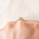 Solitario vintage in oro giallo e bianco 9K con topazio azzurro di taglio a cuore (0.40ct ca.), anni ‘90