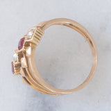 Anello “quadruplo” vintage in oro giallo 18K con paste di vetro rosse e perline bianche, anni ‘60