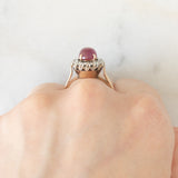 Anello a margherita vintage in oro giallo e bianco 14K con rubino (2.60ct ca.) e diamanti di taglio brillante (0.70ctw ca.), anni ‘60