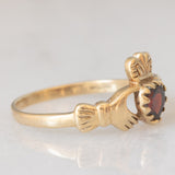 Anello Claddagh vintage in oro giallo 9K con granato di taglio a cuore (0.50ct ca.)