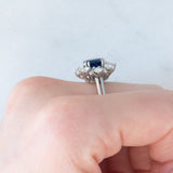 Anello ballerina vintage in oro bianco 18K con zaffiro (1.30ct ca.) e diamanti di taglio brillante e di taglio baguette (1ctw ca.), anni ‘70/‘80