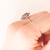 Anello a margherita antico in oro giallo 8K e argento con zaffiro (1.40ct ca.) e paste di vetro bianche, primi del ‘900