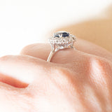 Anello a margherita vintage in oro bianco 14K con zaffiro (1.40ct ca.) e diamanti (0.30ctw ca.), anni ‘60/‘70