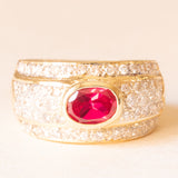 Anello a fascia vintage in oro giallo 18K con rubino (1.40ct ca.) e diamanti di taglio brillante (1ct ca.), anni ‘70/‘80