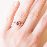 Anello a margherita vintage in oro giallo 9K con tormalina rosa (0.15ct ca.) e zaffiri rosa sintetici (0.40ctw ca.), anno 2004