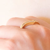 Anello a “V” vintage in oro giallo 18K con smeraldi di taglio carré (0.28ctw ca.) e diamanti di taglio tapered (0.25ctw ca.), anni ‘70/‘80