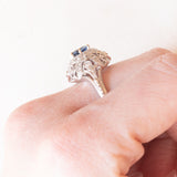 Anello vintage in oro bianco 18K con zaffiro (0.50ct ca.) e diamanti di taglio brillante (0.36ctw ca.), anni ‘50/‘60