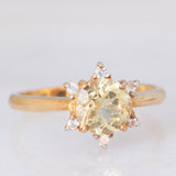 Anello “sole” in oro giallo 9K con apatite verde (1.19ct) e zaffiri bianchi