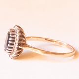Anello a margherita vintage in oro giallo e bianco 9K con zaffiro (1ct ca.) e diamanti (0.20ctw ca.), anni ‘60/‘70