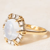 Anello a margherita vintage in oro giallo 18K con pietra di Luna (3.50ct ca.) e diamanti di taglio brillante (0.36ctw ca.), anni ‘70