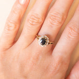 Anello a margherita vintage in oro giallo e bianco 9K con zaffiro (1ct ca.) e diamanti (0.10ctw ca.), anno 1991