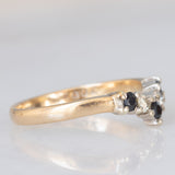 Anello a “V” vintage in oro giallo 9K con zaffiri (0.25ct ca.) e diamanti di taglio brillante (0.10ctw ca.), anni ‘80